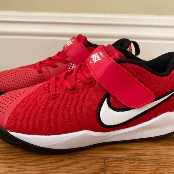 NEW Nike Sneakers - Picture 1 of 3